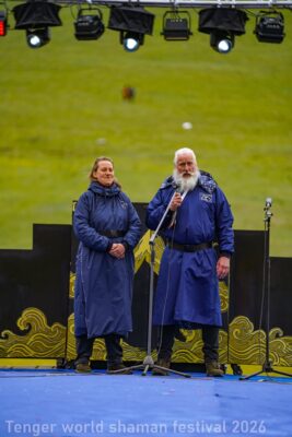 Deux voyageurs vêtus de la deel, le manteau traditionnel mongol