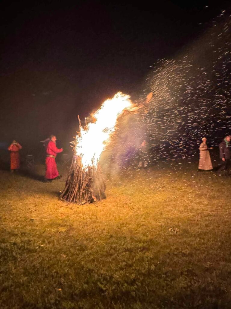 Cérémonie du feu le soir, au campement