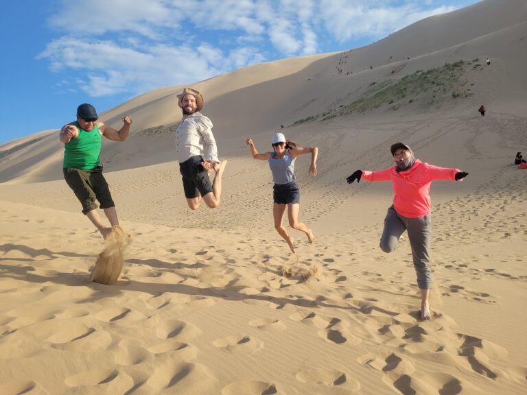 L’équipe saute de joie dans les dunes