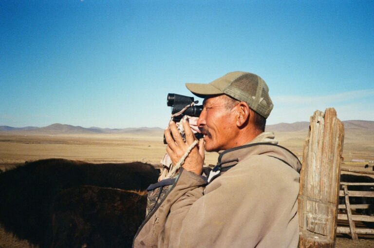 Un collègue photographie la steppe