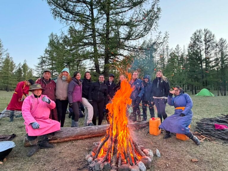 L’équipe et les voyageurs autour du feu de camp