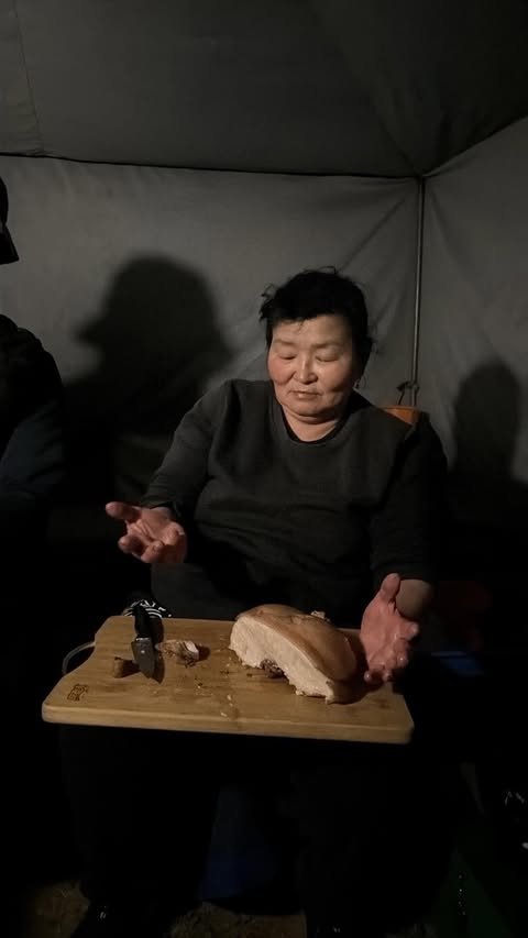 Une cuisinière prépare le repas sous la yourte