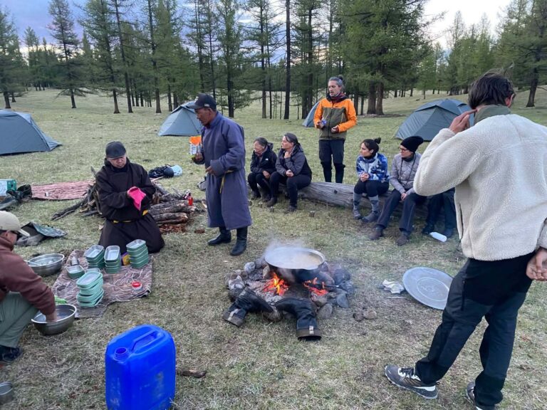 Préparation du repas au campement