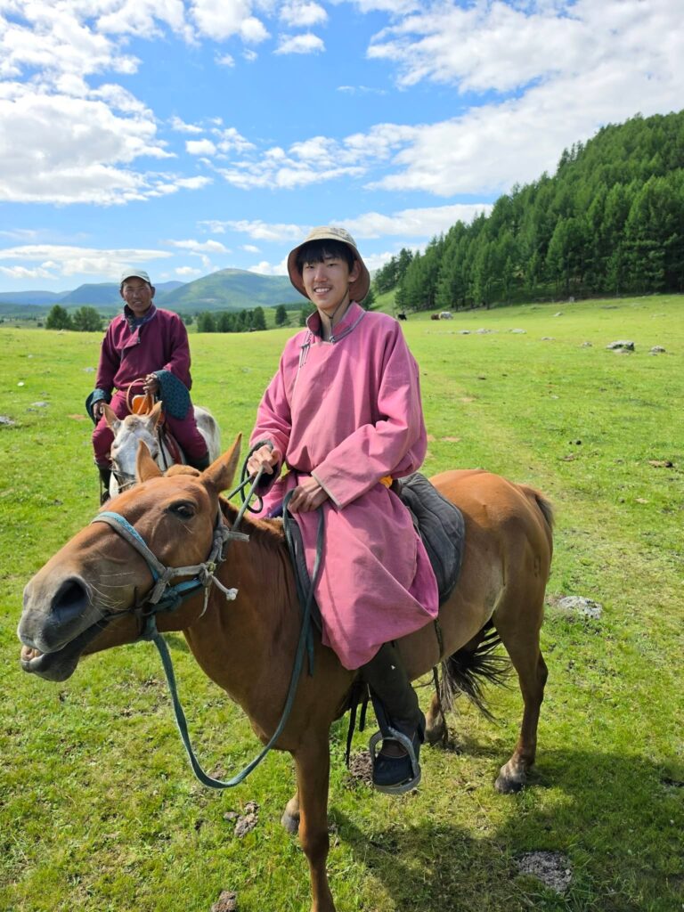 Cavalière en deel rose dans la vallée