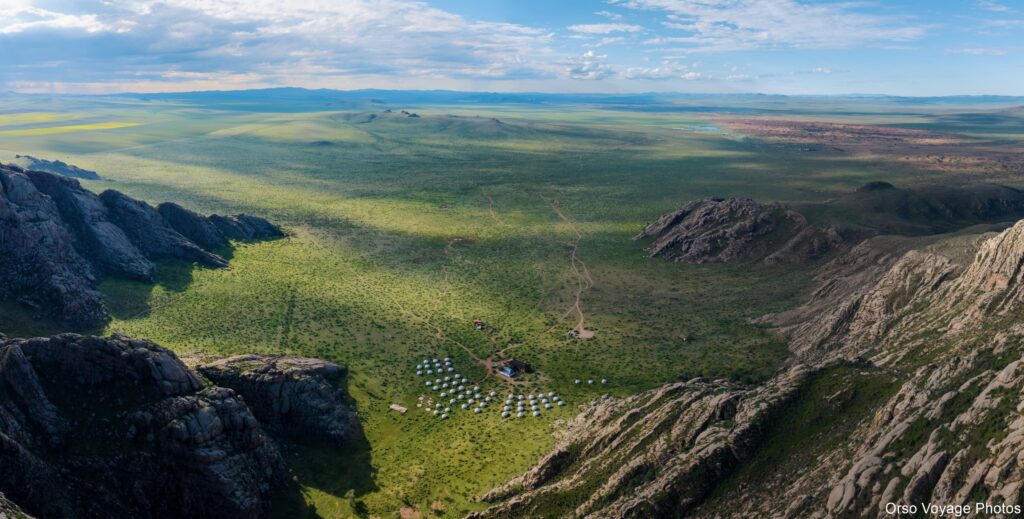 Vallée de steppe entre des crêtes rocheuses, Mongolie centrale