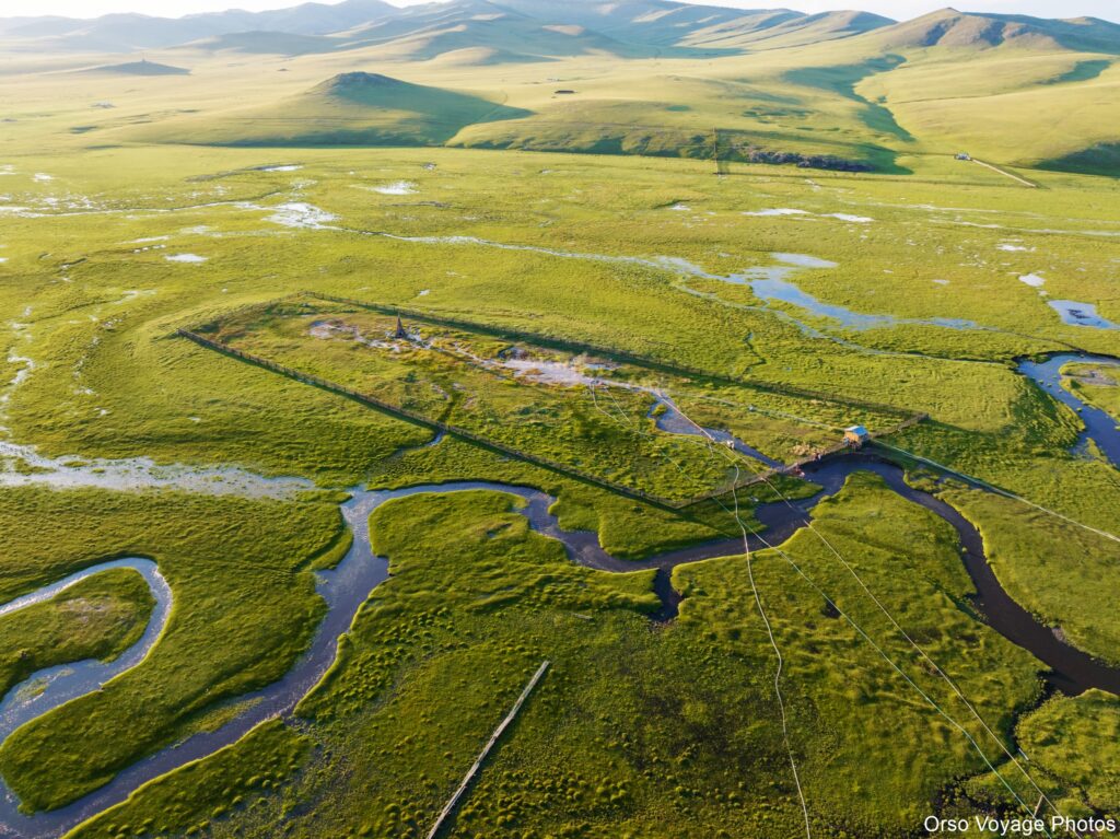 Méandres d’une rivière dans la steppe verte, Mongolie centrale
