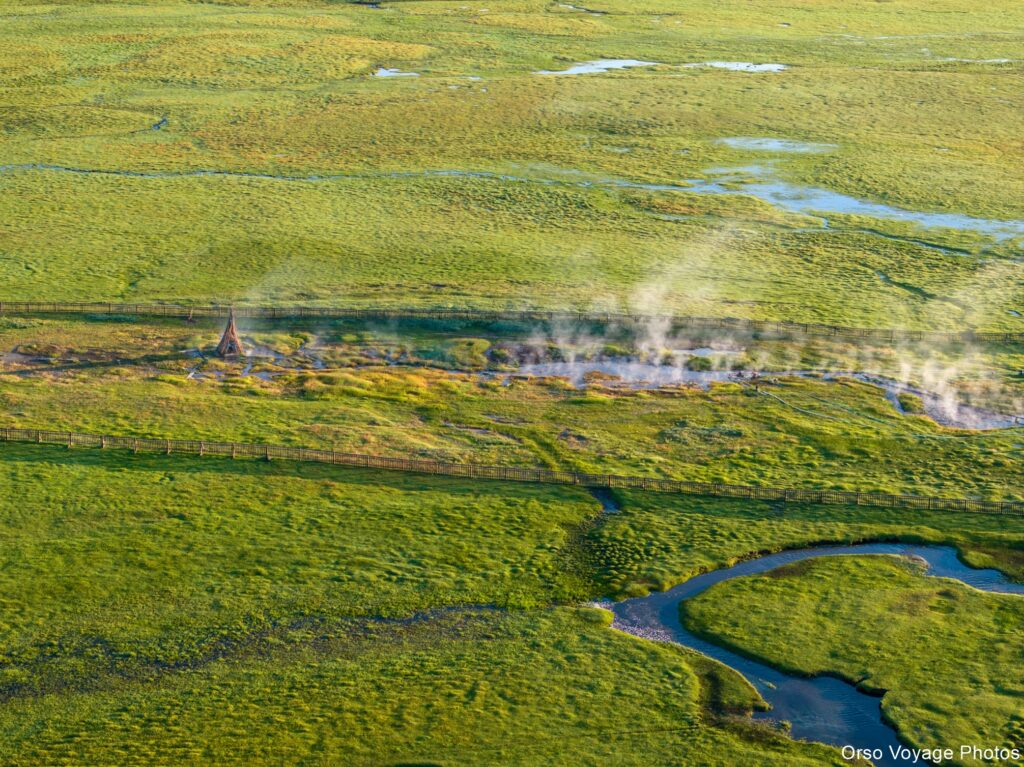 Sources chaudes fumantes dans la steppe, près d’une rivière, Tsagaan Sum