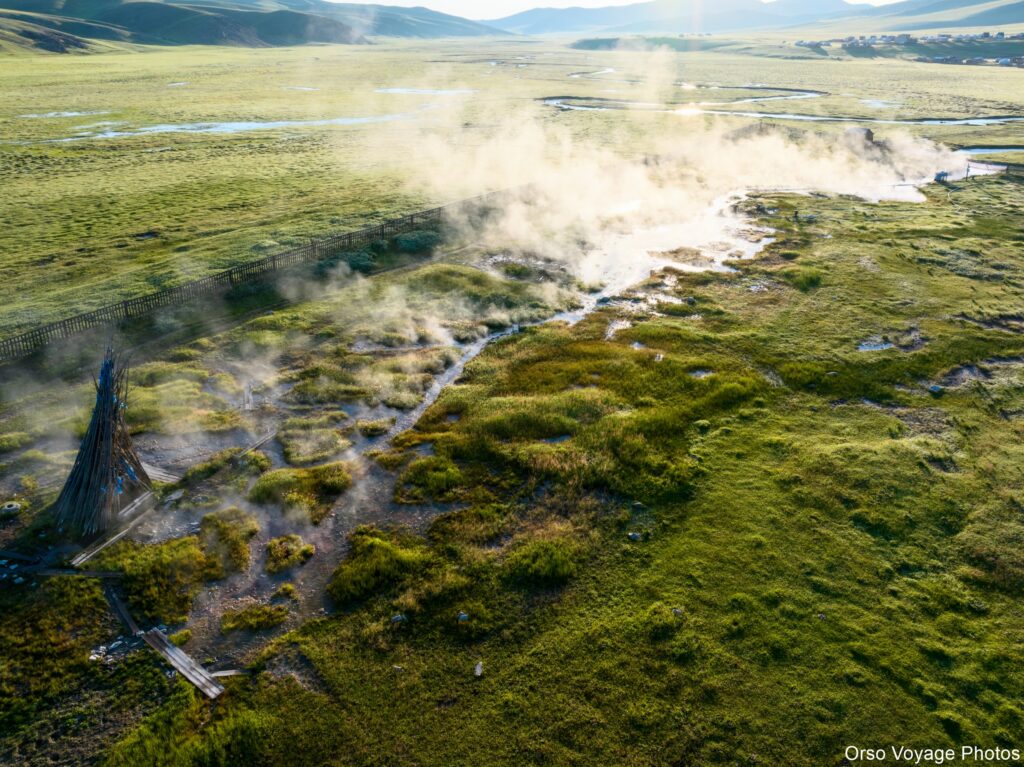 Sources chaudes de Tsagaan Sum dans la lumière du matin