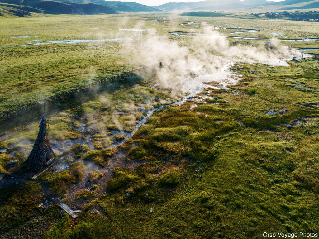 Vapeur s’élevant des sources chaudes de Tsagaan Sum, vue aérienne