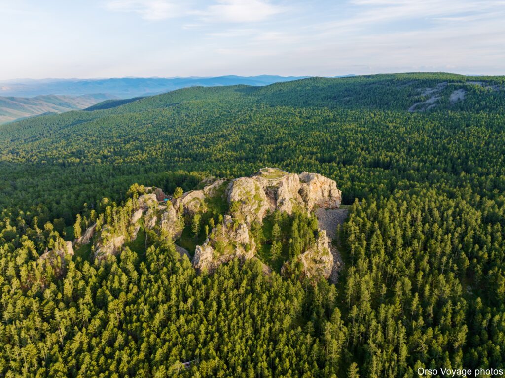 Rochers de granit au milieu d’une forêt de conifères, Mongolie centrale