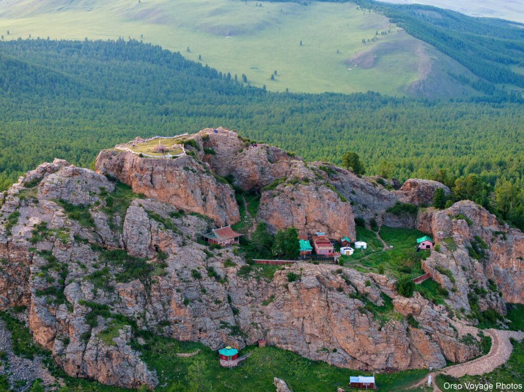 Monastère niché dans les rochers, vue aérienne, Mongolie centrale