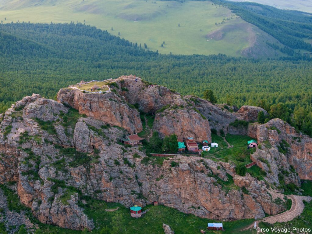 Rochers et monastère au pied de la forêt, Mongolie centrale