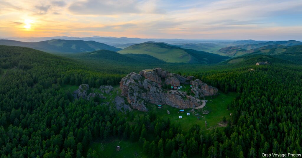 Massif rocheux au cœur de la forêt au coucher du soleil, Mongolie centrale