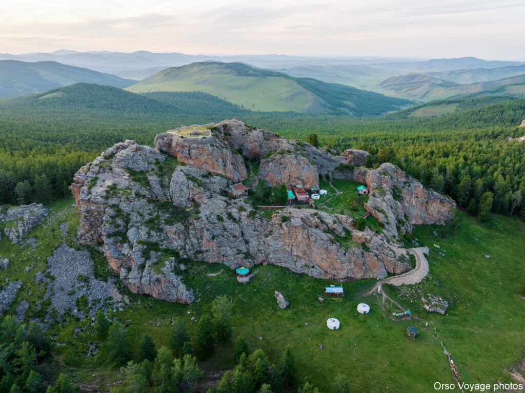 Massif rocheux et yourtes dans une vallée verte, Mongolie