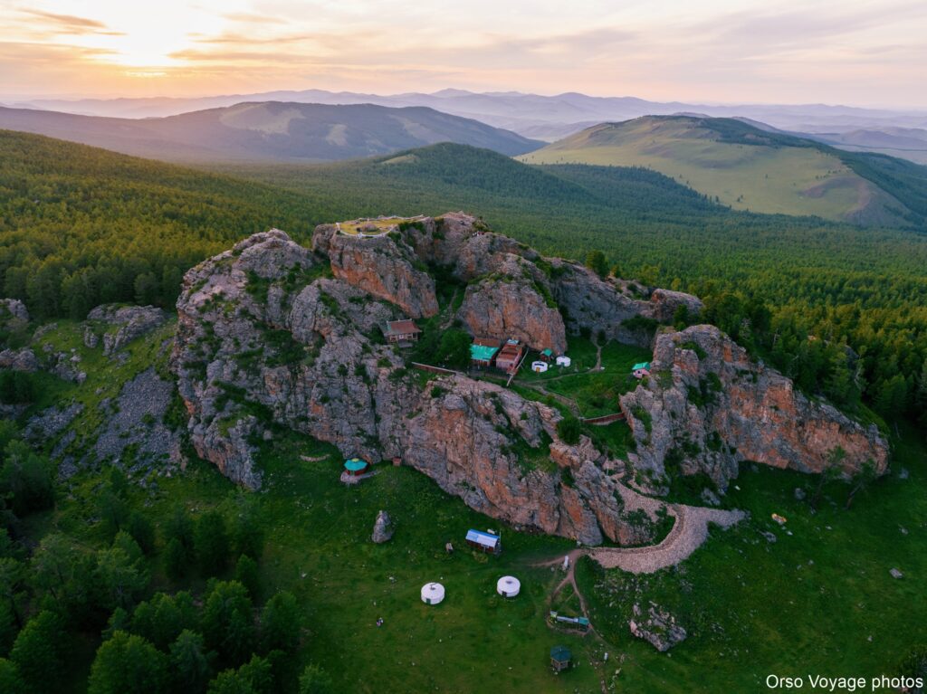 Massif rocheux et monastère au coucher du soleil, vue aérienne