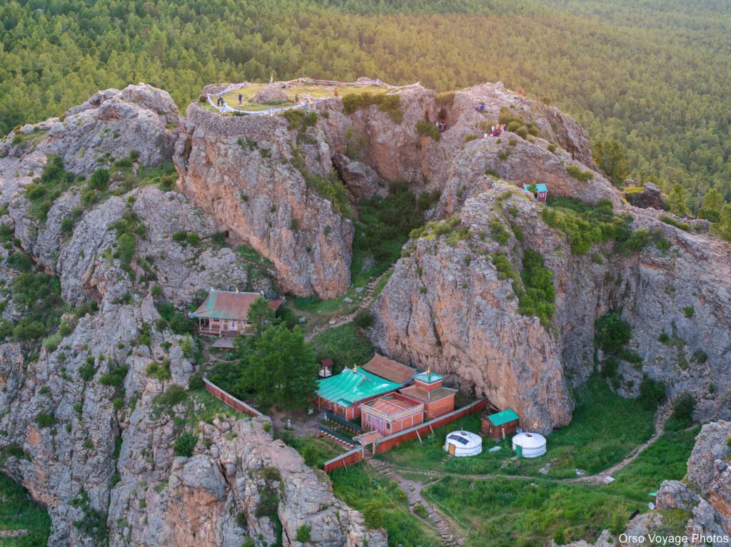 Monastère et yourtes au creux des rochers, Mongolie centrale