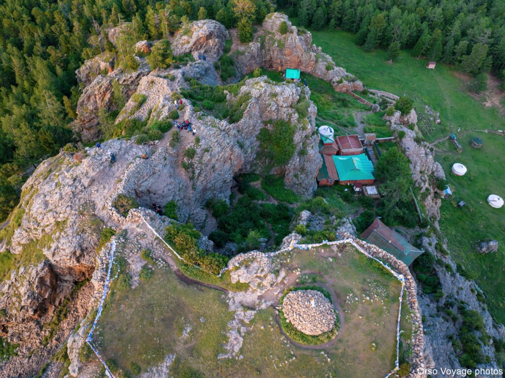 Monastère et yourtes entre les rochers, vue du ciel, Mongolie