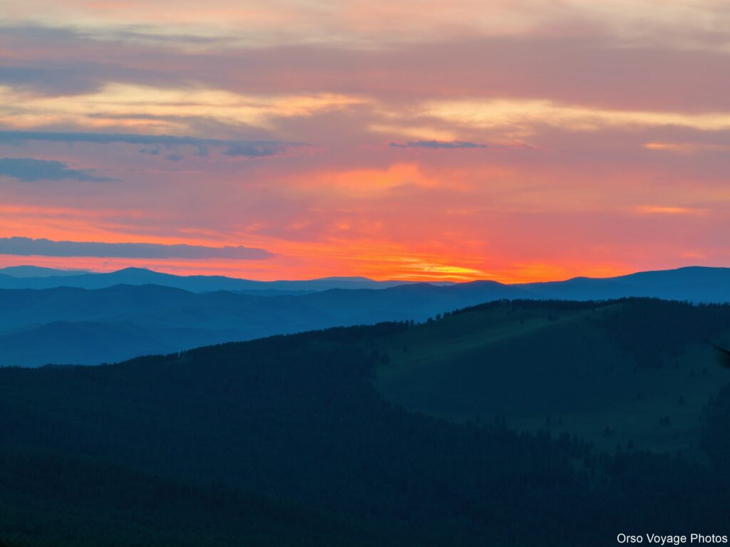Coucher de soleil sur les collines boisées, Mongolie centrale