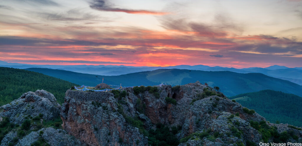 Crête rocheuse au crépuscule sous un ciel rose, Mongolie centrale