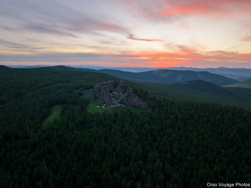 Forêt et collines au crépuscule, vue aérienne, Mongolie