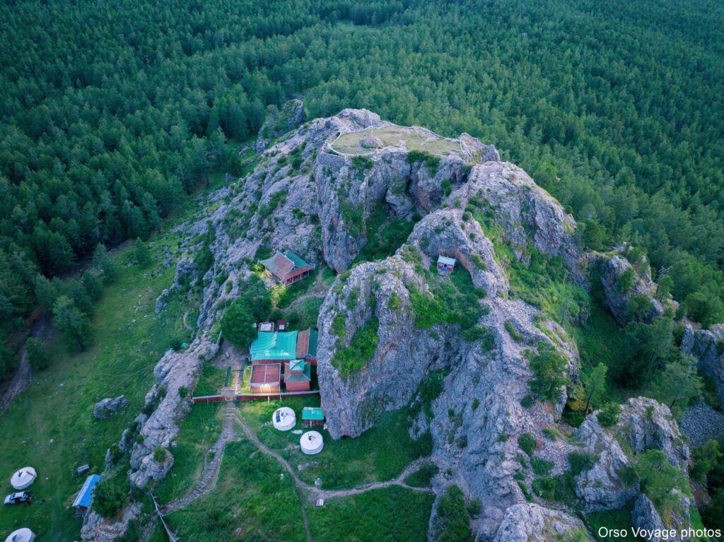 Monastère entouré de rochers et de forêt, vue verticale, Mongolie