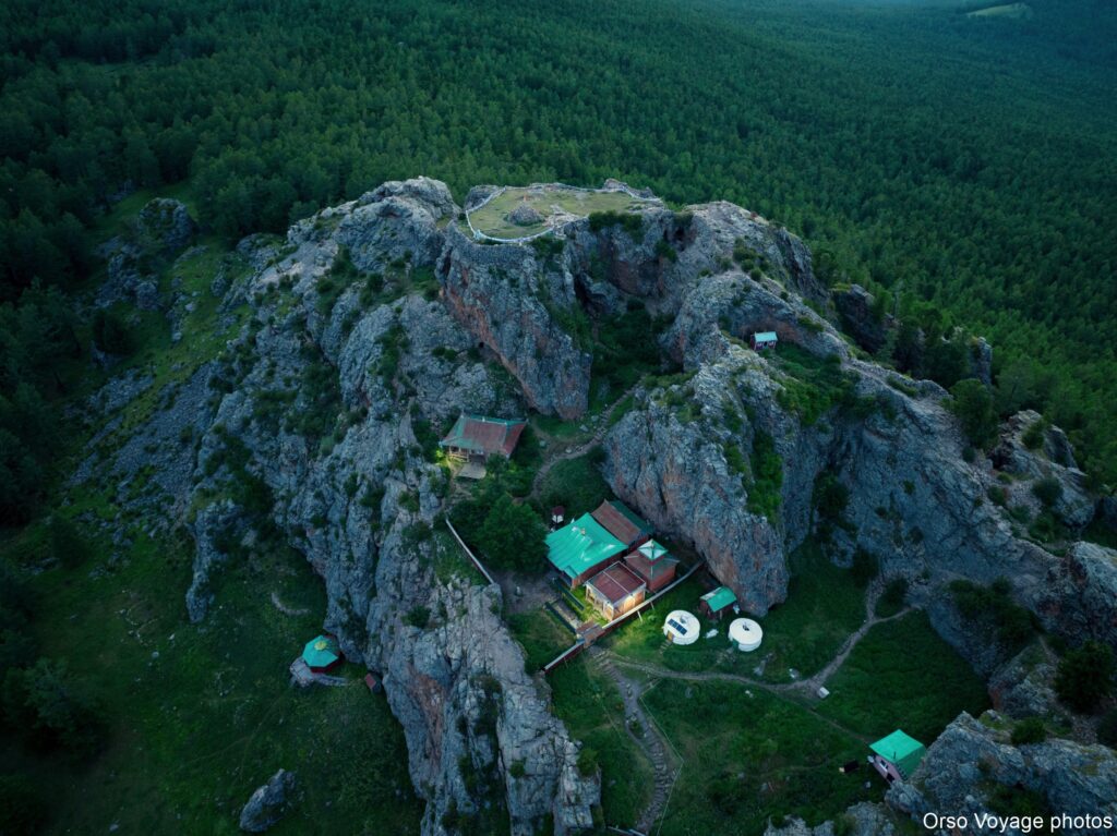 Monastère et rochers au milieu de la forêt, vue de dessus