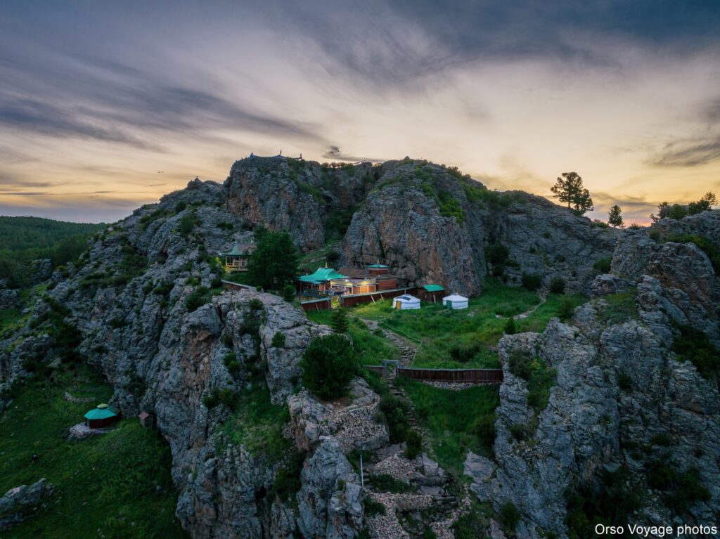 Monastère niché dans les rochers au crépuscule, Mongolie centrale