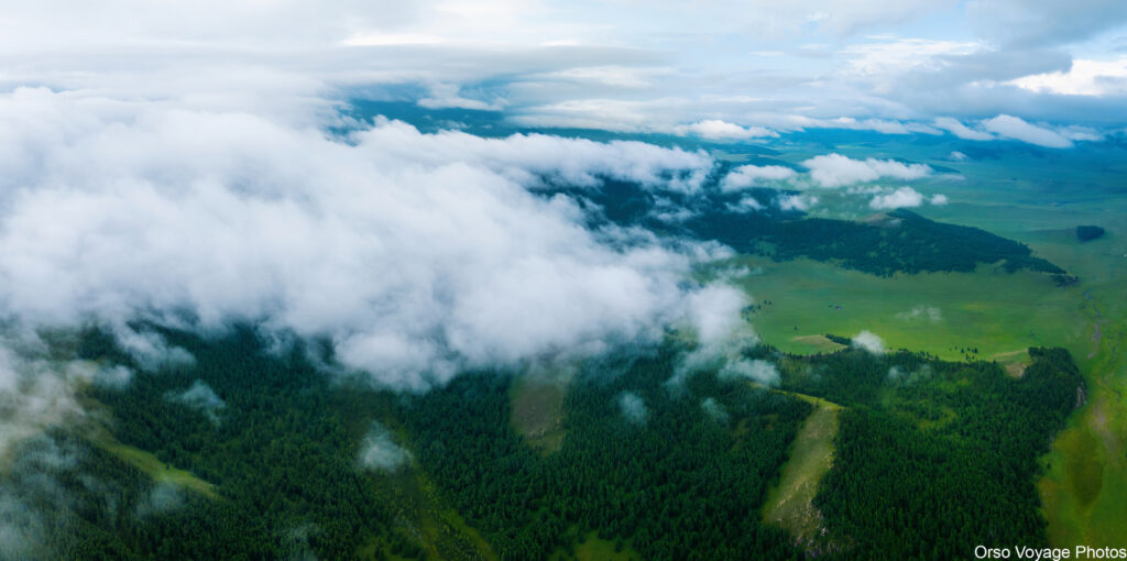 Nuages bas au-dessus des forêts et des steppes de Mongolie