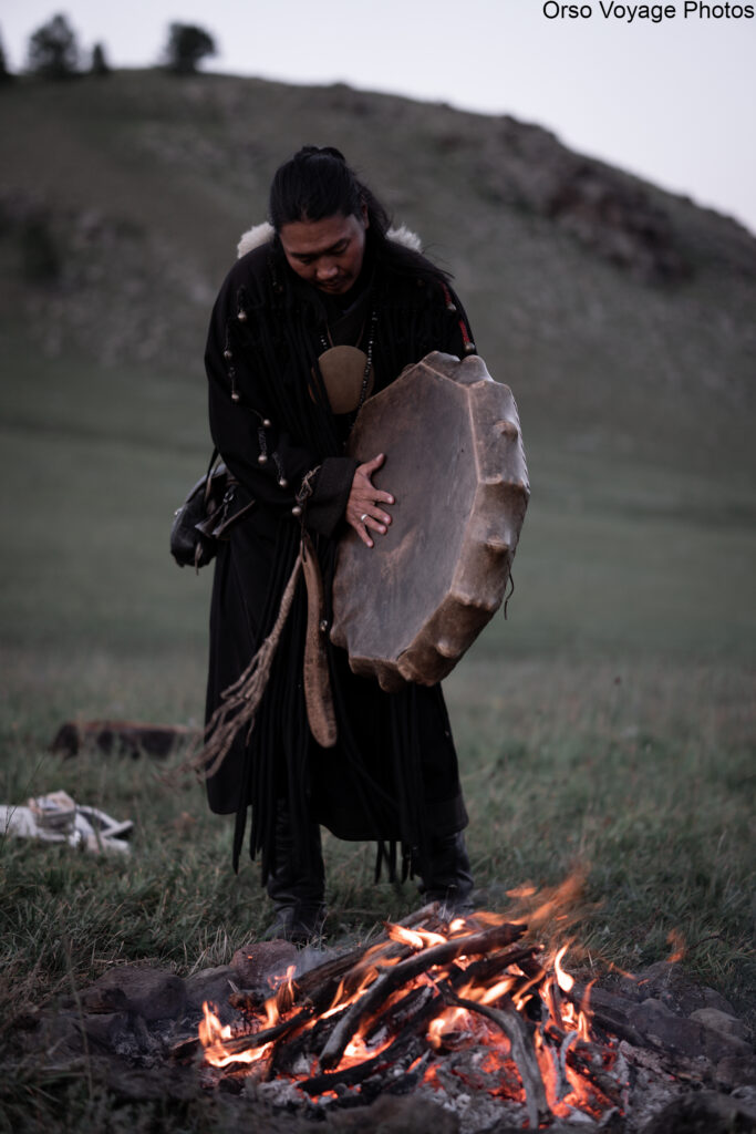 Le chaman au tambour devant le feu, dans la steppe