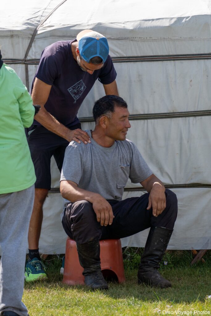 Massage traditionnel mongol devant une yourte, pendant un voyage en Mongolie