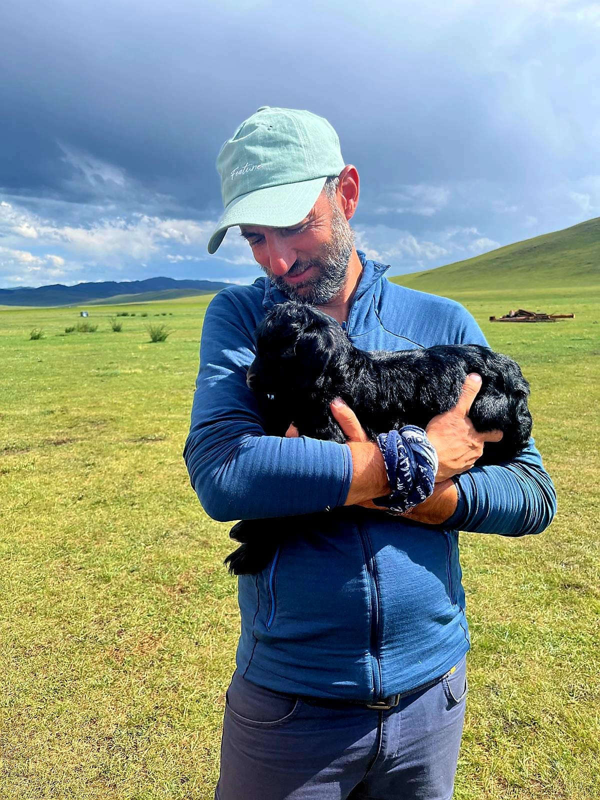 Jean-Sébastien Durand avec un chevreau dans la steppe mongole