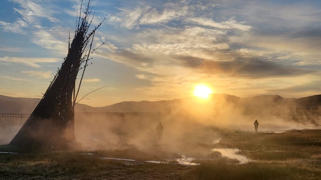 Lever de soleil sur une vallée de Mongolie, près d’un abri chamanique en branches