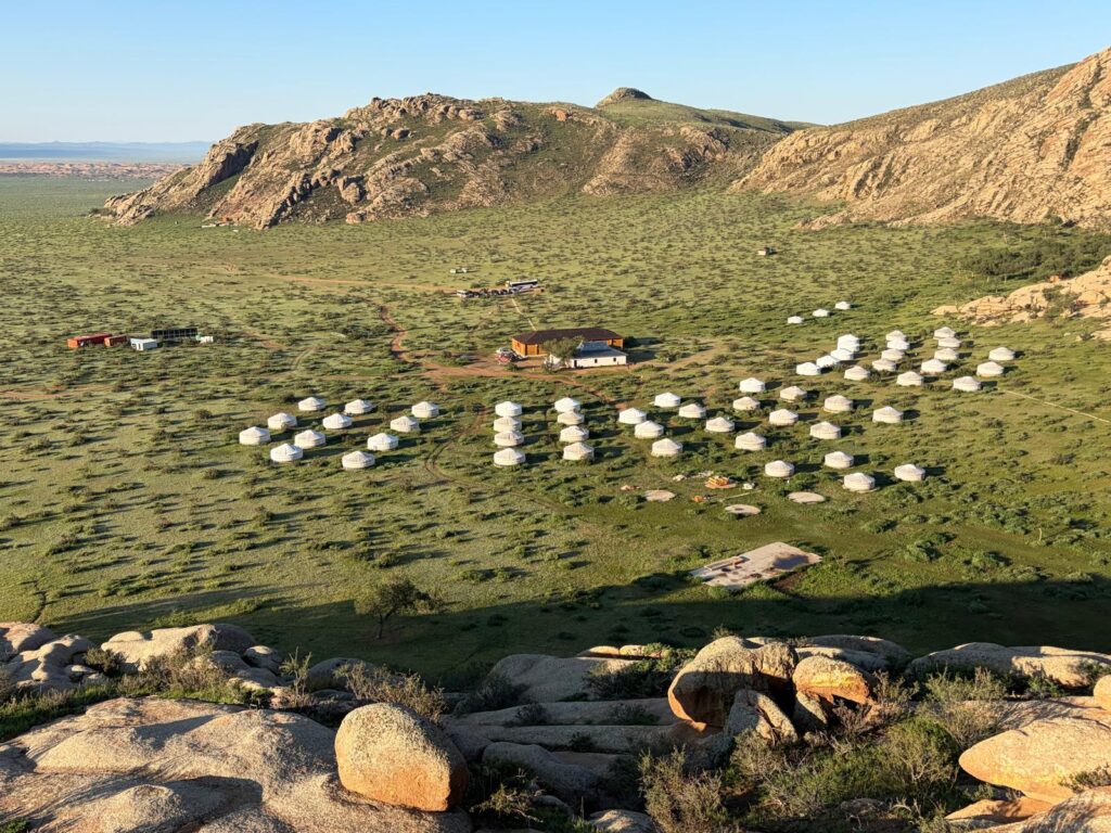 Campement de yourtes en Mongolie centrale, étape d’un voyage chamanique