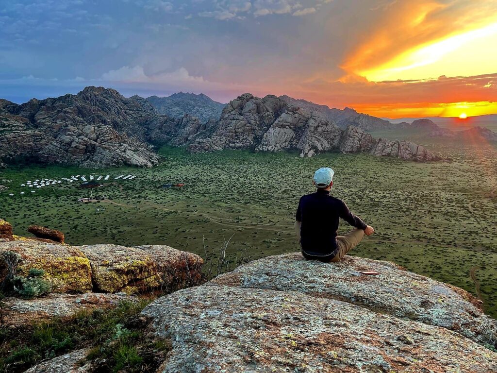 Méditation au coucher du soleil face à la steppe, voyage spirituel en Mongolie