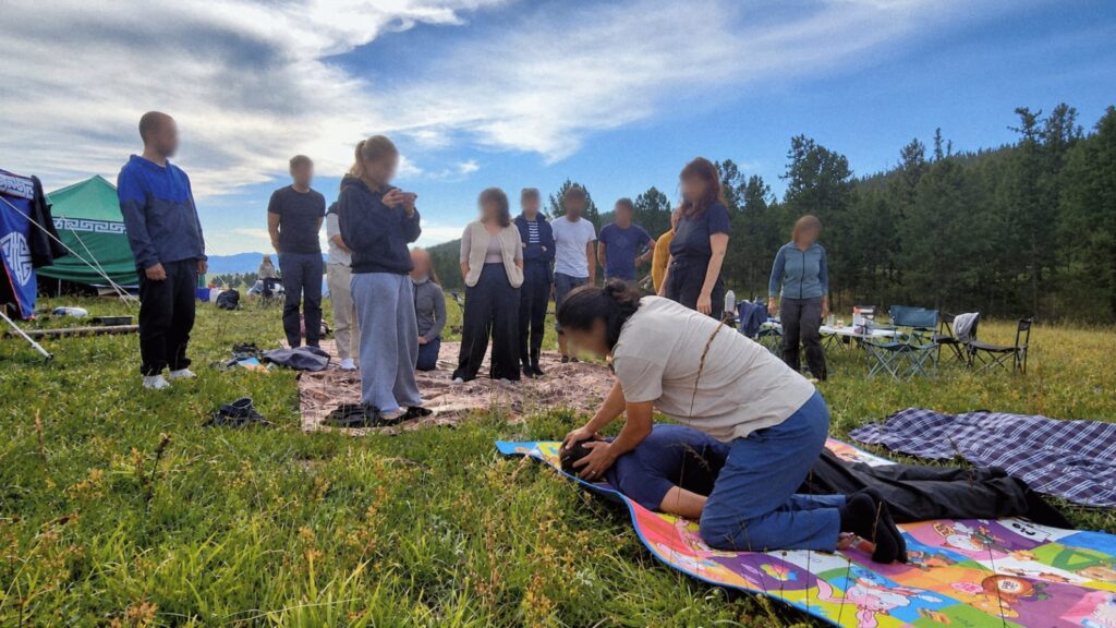 Atelier de massage traditionnel mongol en plein air, dans la steppe