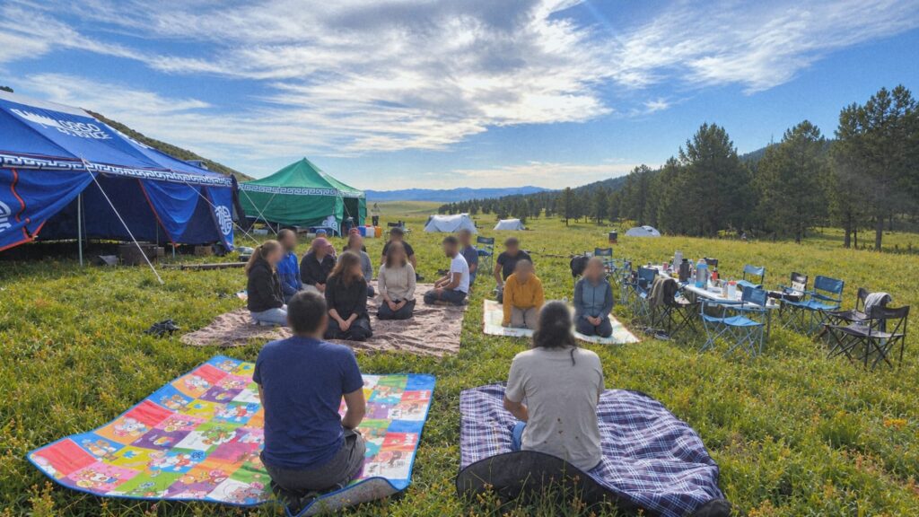 Formation au massage traditionnel mongol en groupe, dans une prairie de Mongolie